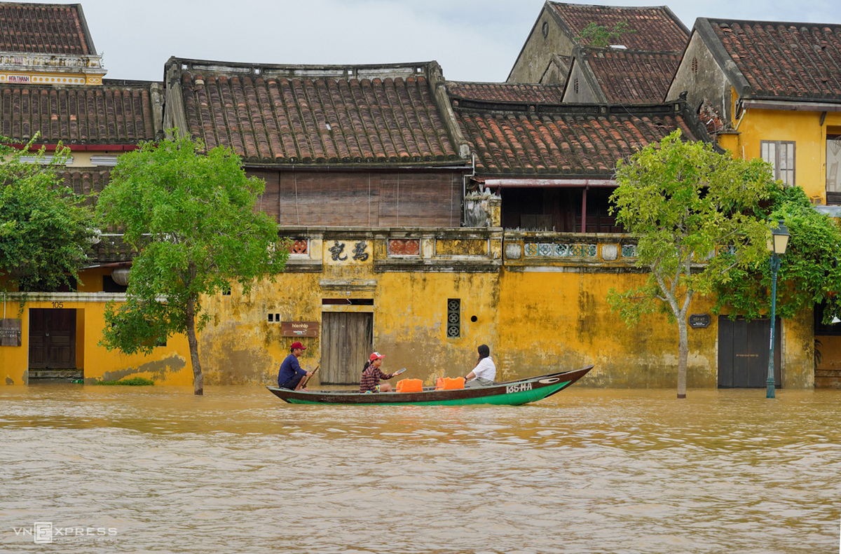 Boat rides around Hoi An ancient town in flood season